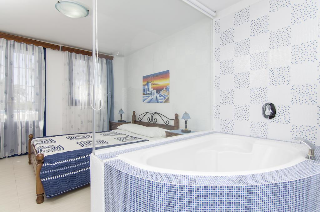 White & Blue Apartment Perivolos  Room photo